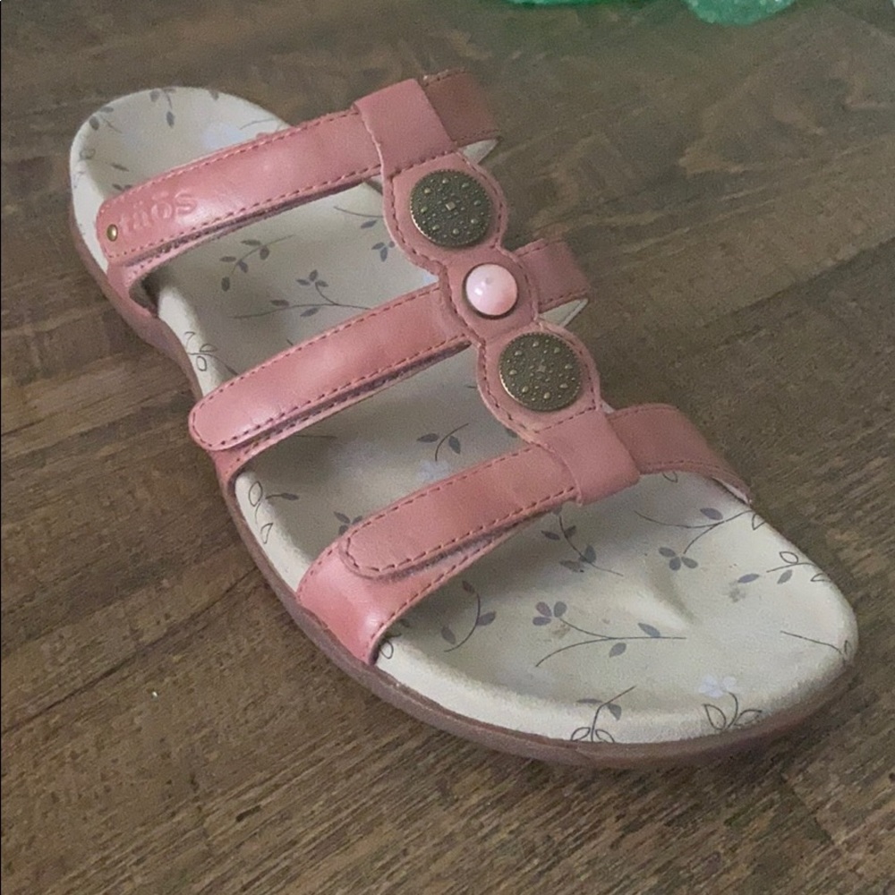Täōs Dusty Rose Beaded Boho Chic Sandals
